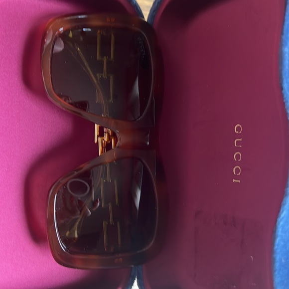 Gorgeous original GUCCI sunglasses. Brown with gold metal sides and blue case! - Picture 4 of 4